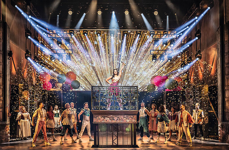 Pop Hymnen der 90er und 2000er im Musical "& Julia" mit Chiara Fuhrmann im Stage Operettenhaus, Hamburg (©Foto: Johan Persson / Stage Entertainment) 